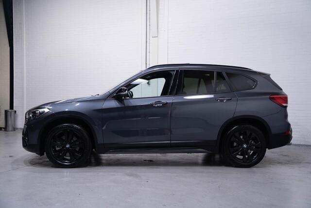 BMW X1 sDrive20i High Executive full-map navi HUD PDC 18"-inch Led verlichting sportstoelen afneembare trekhaak Pano-dak shadow-line NAP half-leder