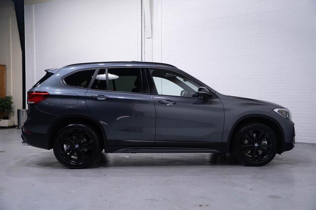 BMW X1 sDrive20i High Executive full-map navi HUD PDC 18"-inch Led verlichting sportstoelen afneembare trekhaak Pano-dak shadow-line NAP half-leder