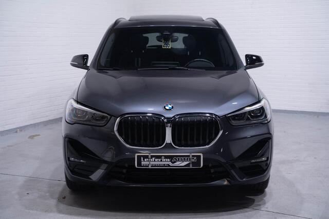 BMW X1 sDrive20i High Executive full-map navi HUD PDC 18"-inch Led verlichting sportstoelen afneembare trekhaak Pano-dak shadow-line NAP half-leder