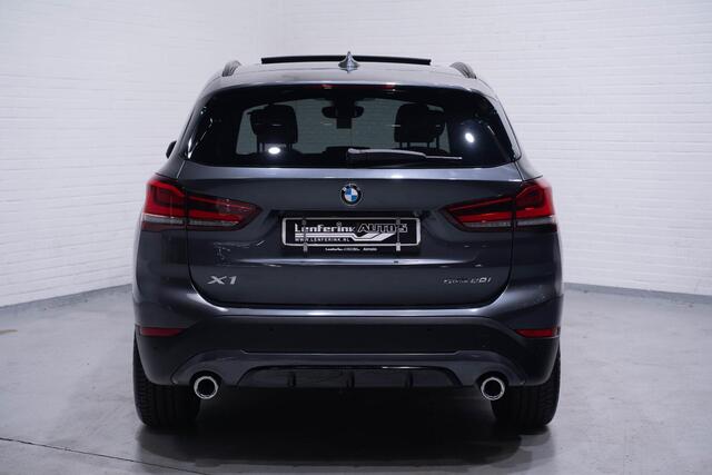 BMW X1 sDrive20i High Executive full-map navi HUD PDC 18"-inch Led verlichting sportstoelen afneembare trekhaak Pano-dak shadow-line NAP half-leder