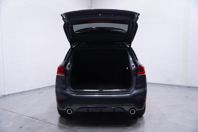 BMW X1 sDrive20i High Executive full-map navi HUD PDC 18"-inch Led verlichting sportstoelen afneembare trekhaak Pano-dak shadow-line NAP half-leder