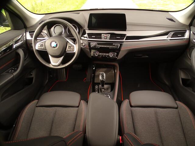 BMW X1 xDrive25i Sportline | 1eEig | HUD | Nav-Pro | Stoelverw | 4x4| Leer | Ambiance |