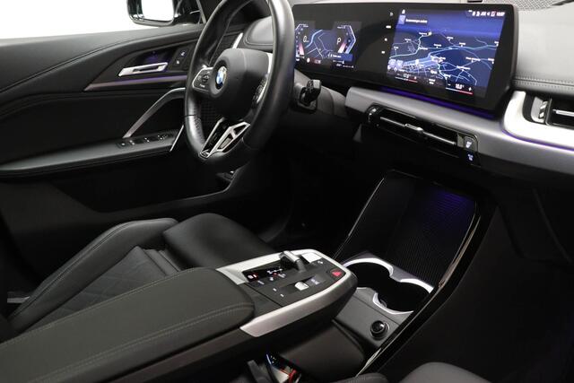 BMW X1 sDrive18i M-Sport | TRAVEL- PACK | PANORAMADAK |TREKHAAK | 20"