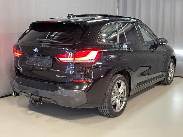 BMW X1 xDrive25e High Executive M Sport 18''/Panoramadak/Keyless/HiFi/Trekhaak/Camera/Stoelverwarming/Sportstoelen/Elektrische klep/LED/DAB/PDC