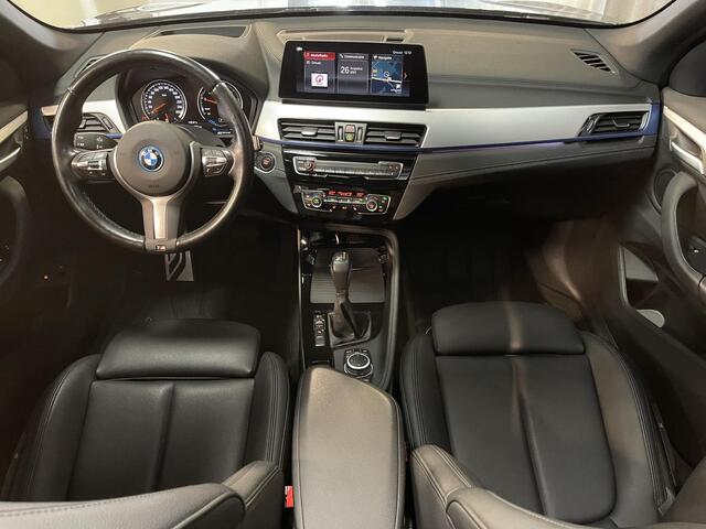 BMW X1 xDrive25e High Executive M Sport 18''/Panoramadak/Keyless/HiFi/Trekhaak/Camera/Stoelverwarming/Sportstoelen/Elektrische klep/LED/DAB/PDC