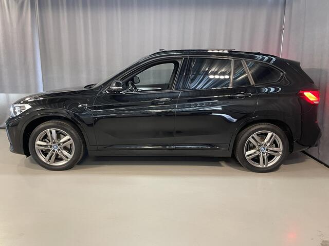 BMW X1 xDrive25e High Executive M Sport 18''/Panoramadak/Keyless/HiFi/Trekhaak/Camera/Stoelverwarming/Sportstoelen/Elektrische klep/LED/DAB/PDC