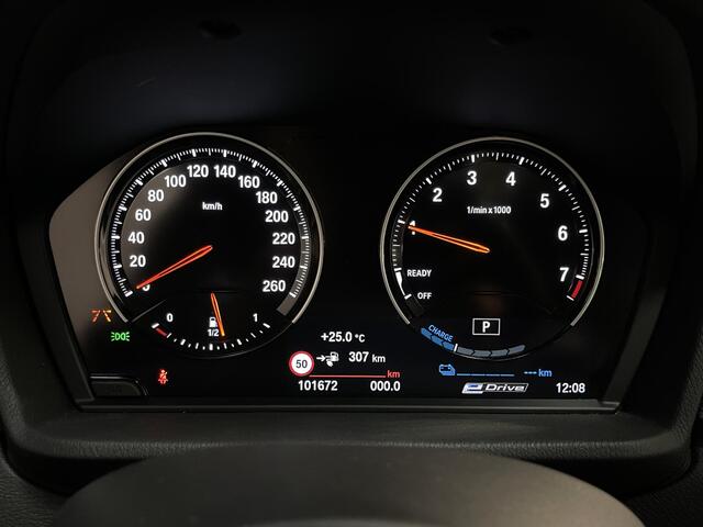 BMW X1 xDrive25e High Executive M Sport 18''/Panoramadak/Keyless/HiFi/Trekhaak/Camera/Stoelverwarming/Sportstoelen/Elektrische klep/LED/DAB/PDC