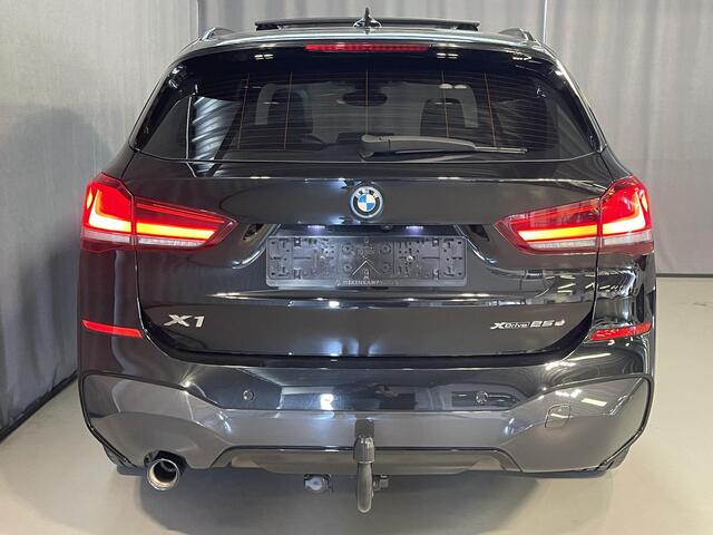 BMW X1 xDrive25e High Executive M Sport 18''/Panoramadak/Keyless/HiFi/Trekhaak/Camera/Stoelverwarming/Sportstoelen/Elektrische klep/LED/DAB/PDC