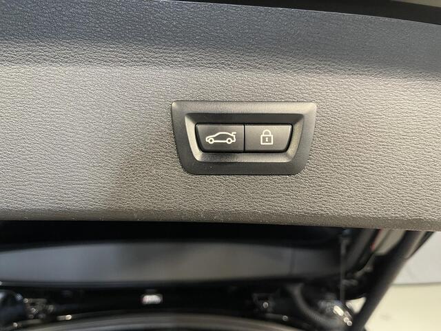 BMW X1 xDrive25e High Executive M Sport 18''/Panoramadak/Keyless/HiFi/Trekhaak/Camera/Stoelverwarming/Sportstoelen/Elektrische klep/LED/DAB/PDC