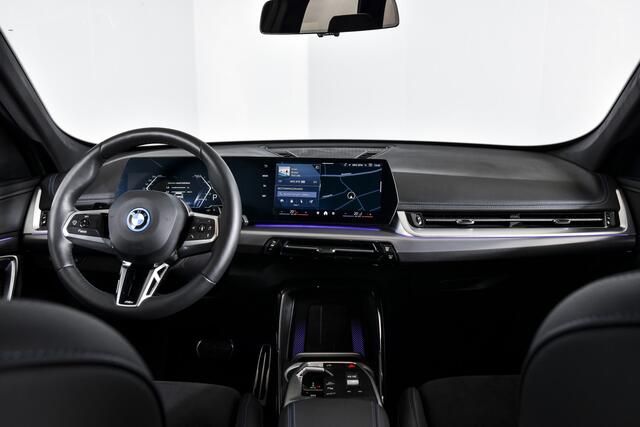 BMW X1 135 PK xDrive25e M-Sport | M Sportpakket | Premium Pack | Dig. Cockpit | Adapt. Cruise | PDC | Camera | NAV + App. Connect | ECC | Elek. Klep | LM 18" | 5688