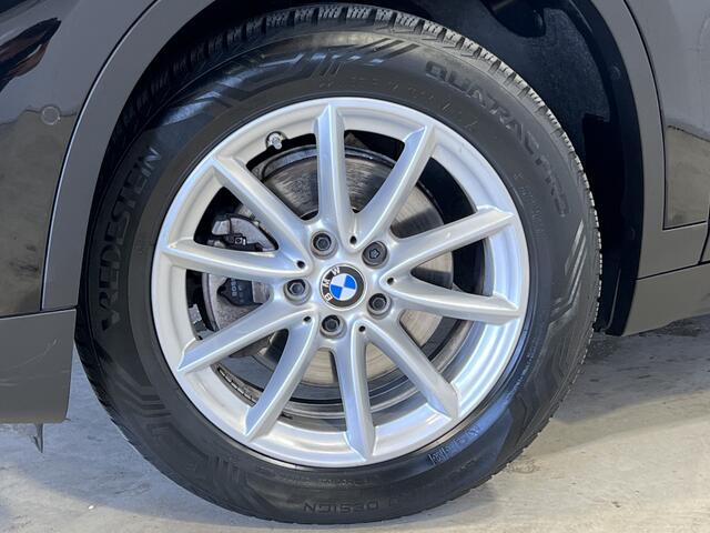 BMW X1 sDrive18i High Executive Edition | Navigatie | LM Velgen 17" | Lederen Bekleding | Head-Up Display | Voorstoelen Verwarmd | Cruise Control | Airco |