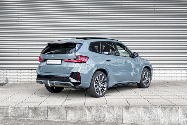 BMW X1 xDrive30e M Sportpakket / Innovation Pack / Comfort Pack / Travel Pack / Panoramadak / Trekhaak