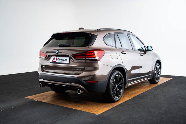 BMW X1 xDrive20i High Executive Sport Line - Panoramadak - Parking/Driving Assistant - Cruise control - Elektrisch verwarmde voorstoelen - Head up - Hifi - Getinte ruiten achter - Verstelbare achterbank -