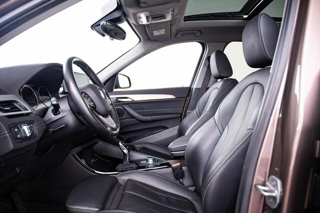 BMW X1 xDrive20i High Executive Sport Line - Panoramadak - Parking/Driving Assistant - Cruise control - Elektrisch verwarmde voorstoelen - Head up - Hifi - Getinte ruiten achter - Verstelbare achterbank -