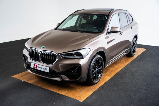 BMW X1 xDrive20i High Executive Sport Line - Panoramadak - Parking/Driving Assistant - Cruise control - Elektrisch verwarmde voorstoelen - Head up - Hifi - Getinte ruiten achter - Verstelbare achterbank -