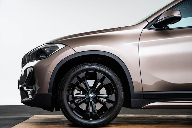 BMW X1 xDrive20i High Executive Sport Line - Panoramadak - Parking/Driving Assistant - Cruise control - Elektrisch verwarmde voorstoelen - Head up - Hifi - Getinte ruiten achter - Verstelbare achterbank -
