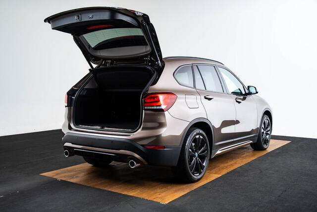 BMW X1 xDrive20i High Executive Sport Line - Panoramadak - Parking/Driving Assistant - Cruise control - Elektrisch verwarmde voorstoelen - Head up - Hifi - Getinte ruiten achter - Verstelbare achterbank -