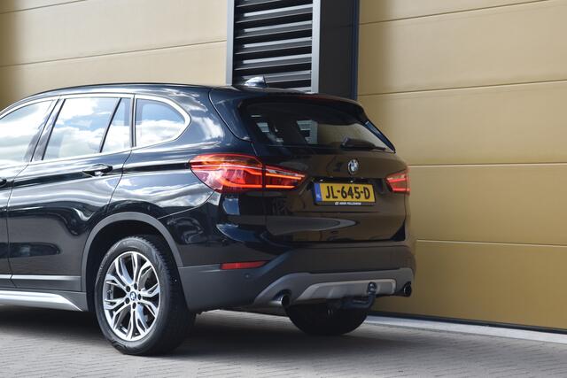 BMW X1 sDrive20i Centennial Executive * Camera * Leder * LED * Trekhaak *