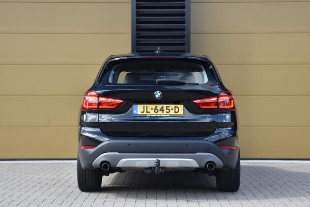 BMW X1 sDrive20i Centennial Executive * Camera * Leder * LED * Trekhaak *