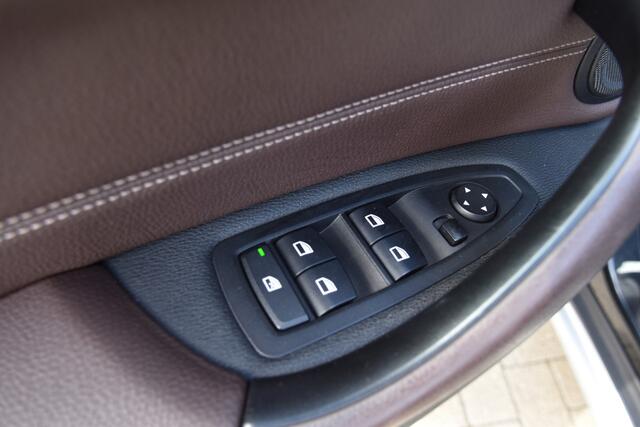 BMW X1 sDrive20i Centennial Executive * Camera * Leder * LED * Trekhaak *