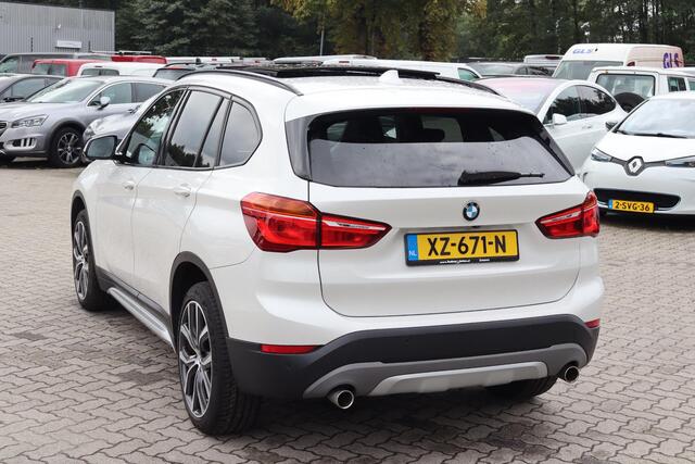 BMW X1 sDrive20i Orange Edition III Panoramadak, 4 Cilinder, Lederen interieur, Cruise control, Achteruitrijcamera,