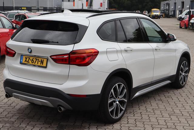 BMW X1 sDrive20i Orange Edition III Panoramadak, 4 Cilinder, Lederen interieur, Cruise control, Achteruitrijcamera,