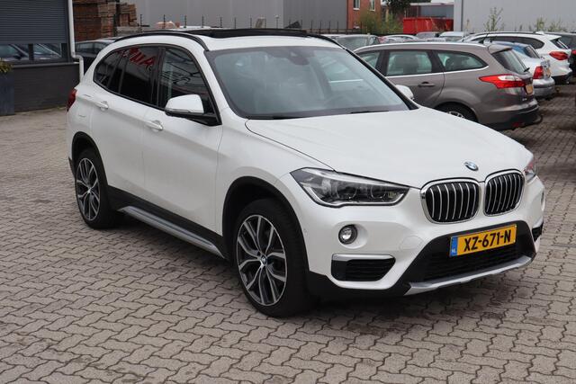 BMW X1 sDrive20i Orange Edition III Panoramadak, 4 Cilinder, Lederen interieur, Cruise control, Achteruitrijcamera,