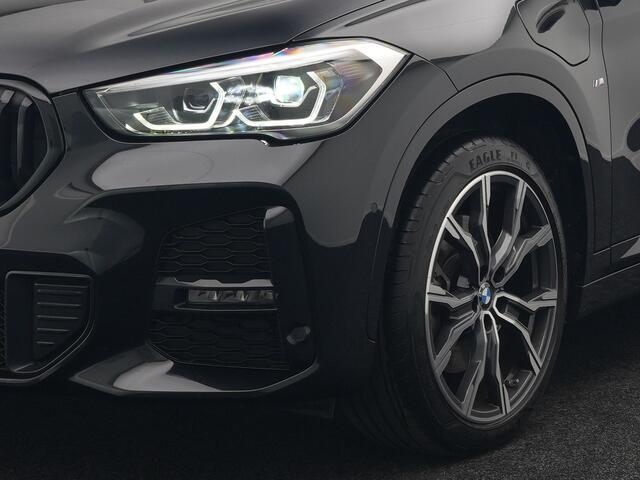 BMW X1 xDrive25e M Sport Plug In Hybrid 221pk Dealer O.H PHEV | Panodak | Head Up | Cruise Control | Lederen Sportstoelen Verwarmd | Sfeerverlichting | Camera | Leder Sportstuur | Navigatie | DAB |