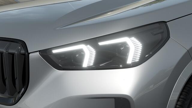 BMW X1 xDrive23i High Executive M Sport Automaat / Panoramadak / Trekhaak / Sportstoelen / M Adaptief onderstel / Head-Up / Adaptieve LED / Parking Assistant Plus