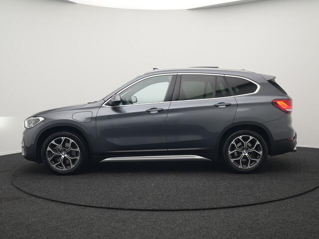 BMW X1 xDrive25e xLine Plug In Hybrid 222pk Dealer O.H PHEV | Panodak | Sfeerverlichting | Lederen Sportstoelen Verwarmd | Cruise Control | Camera | Navigatie | LED | DAB |
