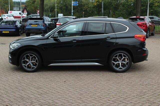 BMW X1 sDrive18i Centennial High Exe. / Panoramadak / Head-up / Leder / 18'' / Keyless / Navigatie / Sportstoelen / Stoelverwarming / Cruise Control