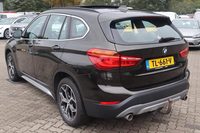 BMW X1 sDrive20i High Executive Panoramadak, Schuif- kanteldak, Navigatie, Camera, Lederen interieur, Stoelverwarming