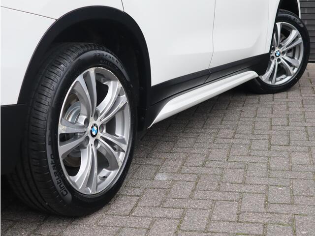 BMW X1 sDrive20i Centennial Executive Sportstoel / Trekhaak / Harman Kardon / LED