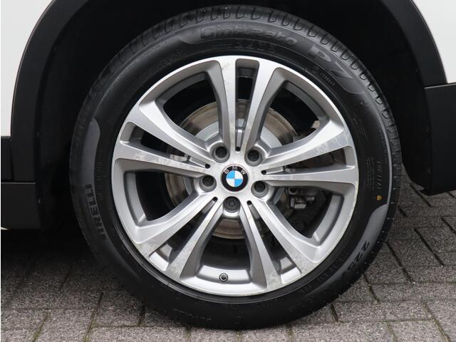 BMW X1 sDrive20i Centennial Executive Sportstoel / Trekhaak / Harman Kardon / LED