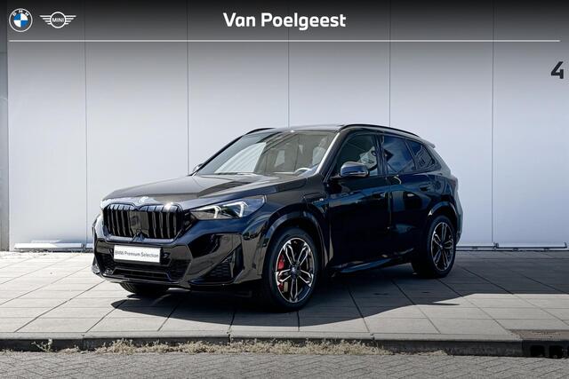 BMW X1 xDrive30e M-Sport Pro / Glazen Schuifdak / 19 inch / Harman Kardon Audio / Elektrisch Verstelbare Stoelen / Driving Assistant / Head Up Display / Getinte Ramen