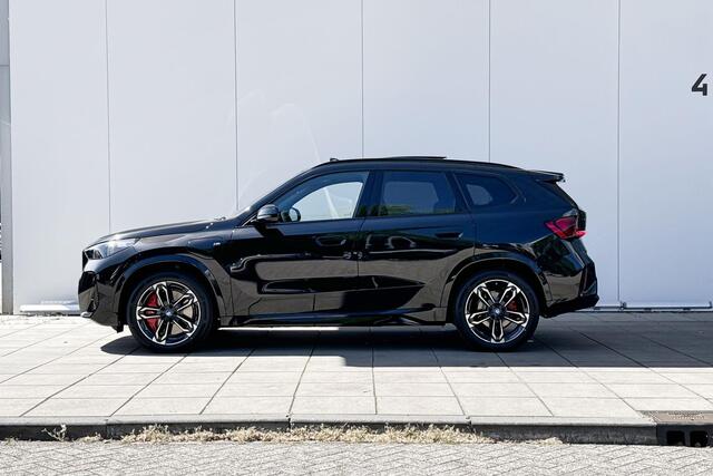 BMW X1 xDrive30e M-Sport Pro / Glazen Schuifdak / 19 inch / Harman Kardon Audio / Elektrisch Verstelbare Stoelen / Driving Assistant / Head Up Display / Getinte Ramen