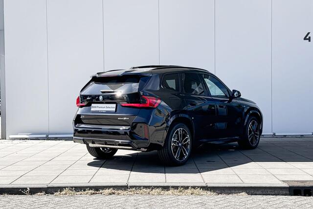 BMW X1 xDrive30e M-Sport Pro / Glazen Schuifdak / 19 inch / Harman Kardon Audio / Elektrisch Verstelbare Stoelen / Driving Assistant / Head Up Display / Getinte Ramen