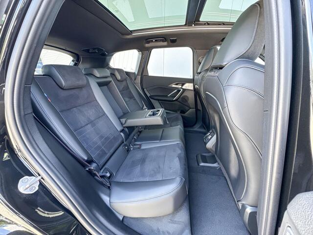 BMW X1 xDrive30e M-Sport Pro / Glazen Schuifdak / 19 inch / Harman Kardon Audio / Elektrisch Verstelbare Stoelen / Driving Assistant / Head Up Display / Getinte Ramen