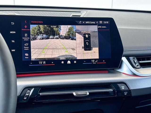 BMW X1 xDrive30e M-Sport Pro / Glazen Schuifdak / 19 inch / Harman Kardon Audio / Elektrisch Verstelbare Stoelen / Driving Assistant / Head Up Display / Getinte Ramen