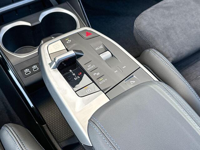 BMW X1 xDrive30e M-Sport Pro / Glazen Schuifdak / 19 inch / Harman Kardon Audio / Elektrisch Verstelbare Stoelen / Driving Assistant / Head Up Display / Getinte Ramen