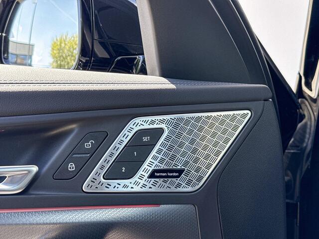 BMW X1 xDrive30e M-Sport Pro / Glazen Schuifdak / 19 inch / Harman Kardon Audio / Elektrisch Verstelbare Stoelen / Driving Assistant / Head Up Display / Getinte Ramen