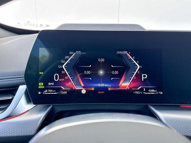 BMW X1 xDrive30e M-Sport Pro / Glazen Schuifdak / 19 inch / Harman Kardon Audio / Elektrisch Verstelbare Stoelen / Driving Assistant / Head Up Display / Getinte Ramen