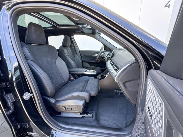 BMW X1 xDrive30e M-Sport Pro / Glazen Schuifdak / 19 inch / Harman Kardon Audio / Elektrisch Verstelbare Stoelen / Driving Assistant / Head Up Display / Getinte Ramen