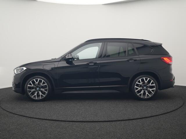 BMW X1 xDrive25e Sportline Plug In Hybrid 221pk Dealer O.H PHEV | Camera | M Sportstuur | Sportstoelen Verwarmd | LED Koplampen | Navigatie | DAB | 19"L.M |