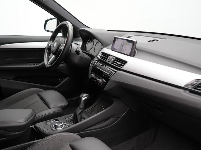 BMW X1 xDrive25e Sportline Plug In Hybrid 221pk Dealer O.H PHEV | Camera | M Sportstuur | Sportstoelen Verwarmd | LED Koplampen | Navigatie | DAB | 19"L.M |
