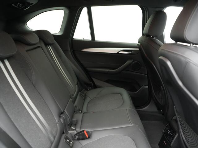 BMW X1 xDrive25e Sportline Plug In Hybrid 221pk Dealer O.H PHEV | Camera | M Sportstuur | Sportstoelen Verwarmd | LED Koplampen | Navigatie | DAB | 19"L.M |
