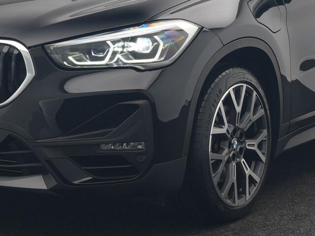 BMW X1 xDrive25e Sportline Plug In Hybrid 221pk Dealer O.H PHEV | Camera | M Sportstuur | Sportstoelen Verwarmd | LED Koplampen | Navigatie | DAB | 19"L.M |