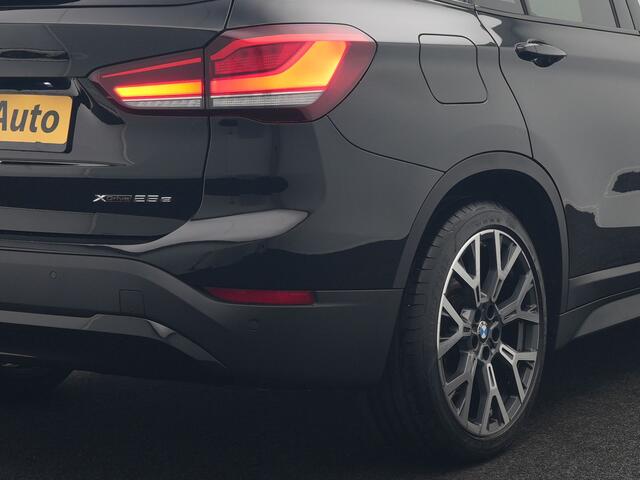 BMW X1 xDrive25e Sportline Plug In Hybrid 221pk Dealer O.H PHEV | Camera | M Sportstuur | Sportstoelen Verwarmd | LED Koplampen | Navigatie | DAB | 19"L.M |