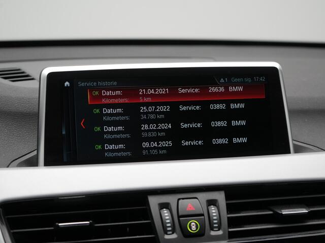 BMW X1 xDrive25e Sportline Plug In Hybrid 221pk Dealer O.H PHEV | Camera | M Sportstuur | Sportstoelen Verwarmd | LED Koplampen | Navigatie | DAB | 19"L.M |