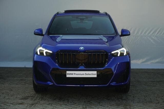 BMW X1 xDrive25e M Sportpakket 20'' / Panoramadak / Harman Kardon / Trekhaak / Elektrisch Verstelbare M Sportstoelen